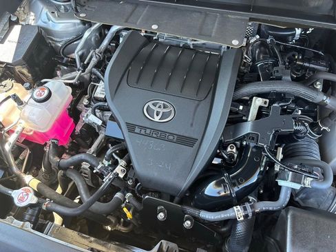 Used 2023 Toyota Highlander XLE image 31