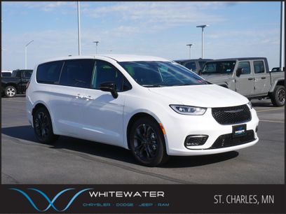 New 2026 Chrysler Pacifica Select