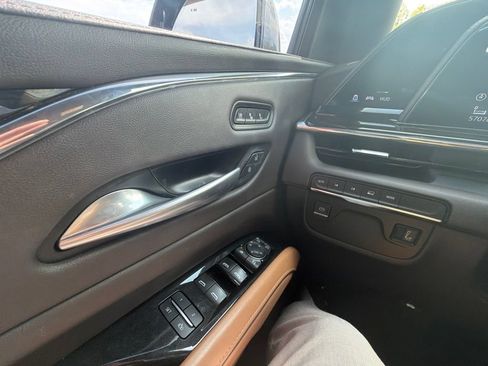 Used 2023 Cadillac Escalade Premium Luxury AWD/4WD image 13