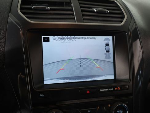 Used 2018 Ford Explorer XLT w/ Equipment Group 202A FWD image 6
