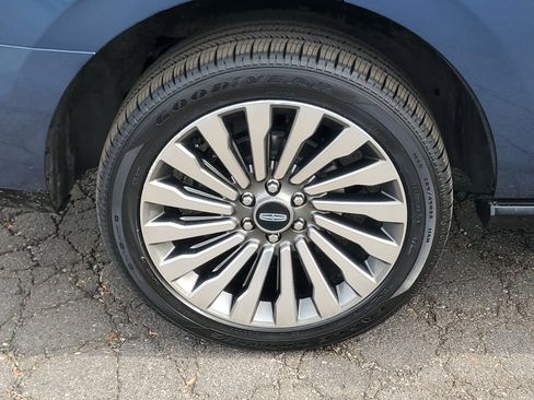 Certified 2020 Lincoln Navigator Reserve w/ Luxury Package image 7