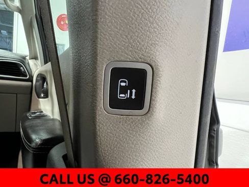 Used 2022 Chrysler Pacifica Touring-L FWD image 34