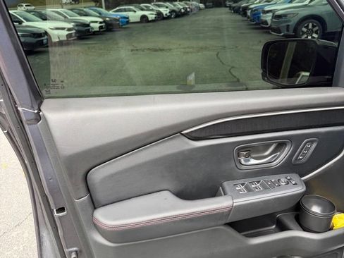 Used 2025 Honda Pilot Black Edition image 40