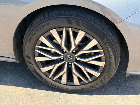 Used 2025 Nissan Altima 2.5 SV FWD image 12