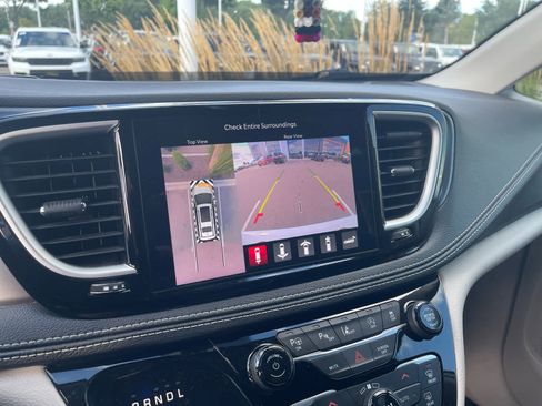 Used 2024 Chrysler Pacifica Touring-L w/ Road Tripper Package image 8