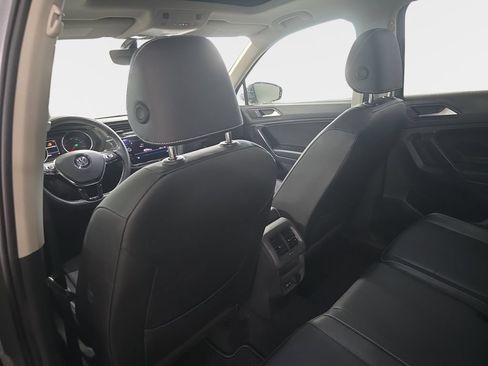Used 2021 Volkswagen Tiguan SE w/ Panoramic Sunroof Package FWD image 9
