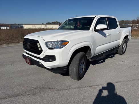 Used 2022 Toyota Tacoma SR image 2