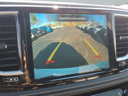 Used 2025 Chrysler Pacifica Limited image 9