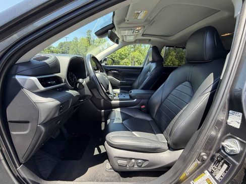 Used 2021 Toyota Highlander XLE FWD image 10