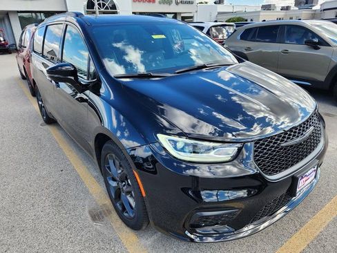 New 2026 Chrysler Pacifica Limited w/ S Appearance Package FWD image 1