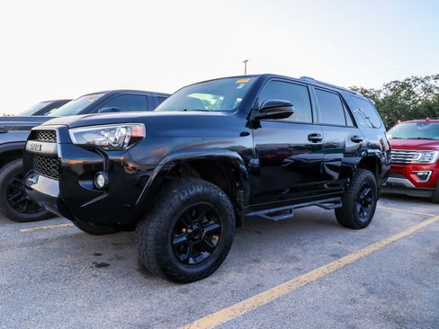 Used 2016 Toyota 4Runner SR5 AWD/4WD image 3