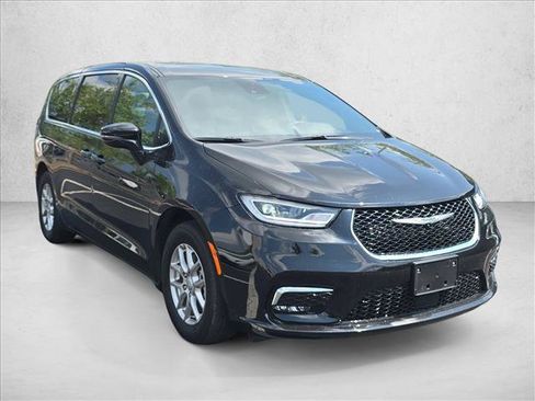 Used 2025 Chrysler Pacifica Select FWD image 3
