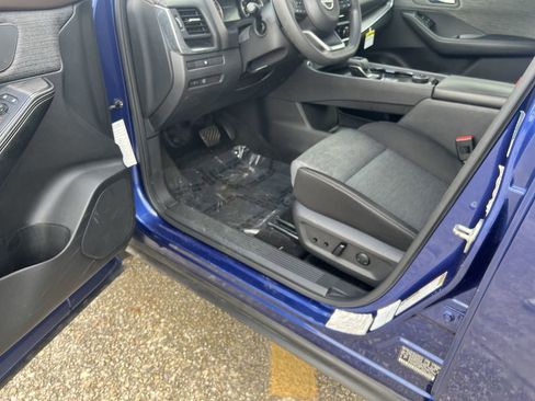 Used 2023 Nissan Rogue SV image 12