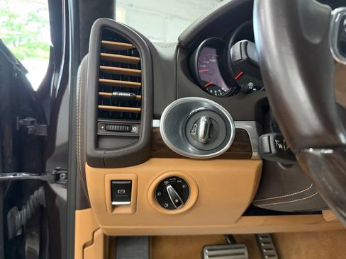Used 2016 Porsche Cayenne Turbo S AWD/4WD image 19