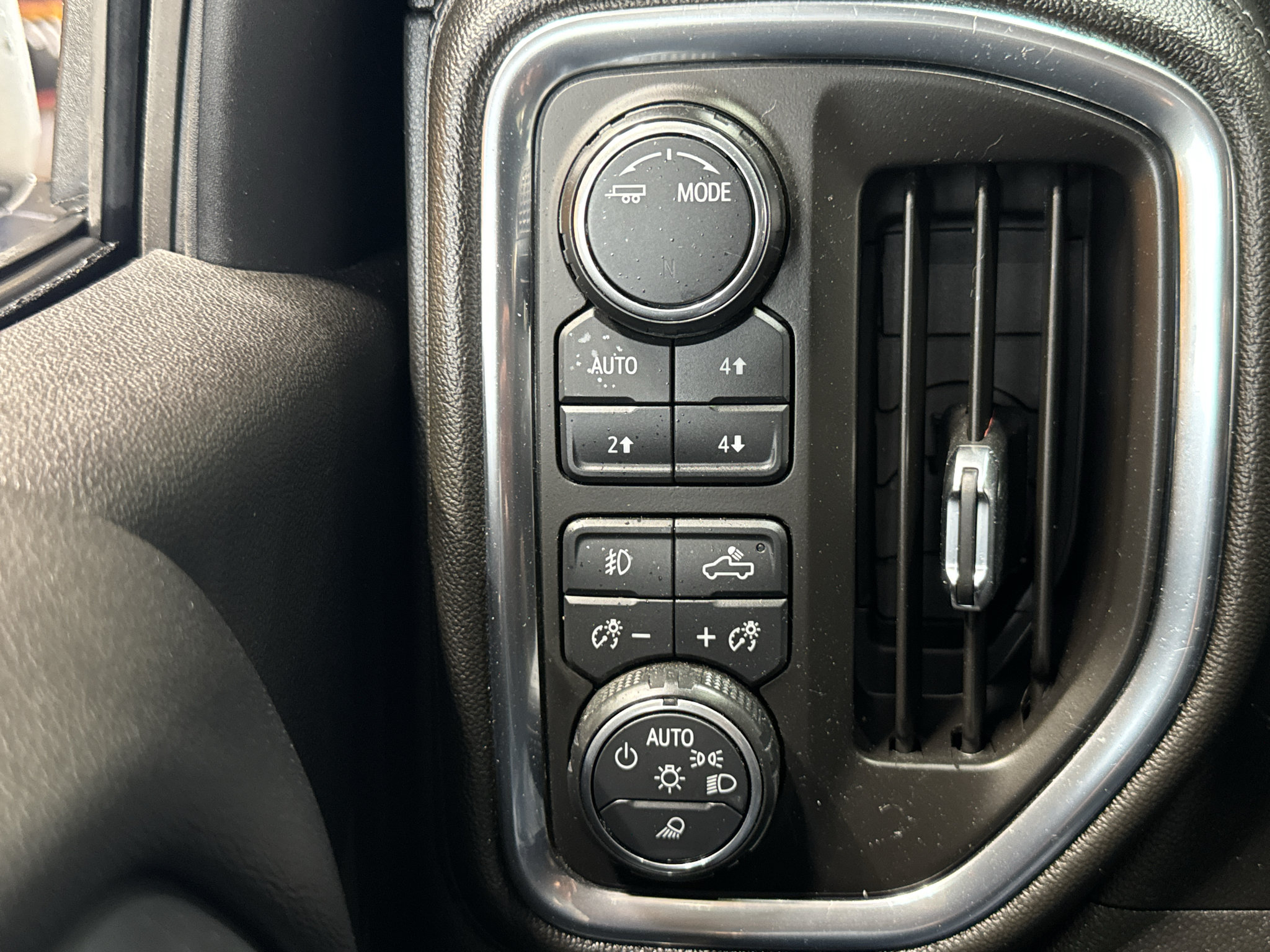 Used 2020 Chevrolet Silverado 1500 High Country w/ Technology Package AWD/4WD image 39