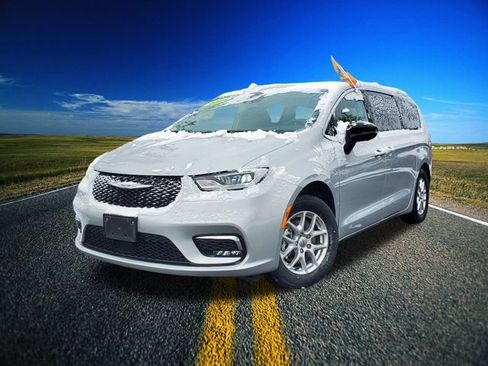 Certified 2024 Chrysler Pacifica Touring-L image 33