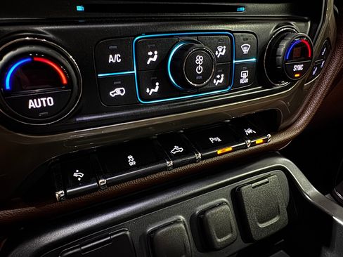 Used 2018 Chevrolet Silverado 1500 High Country image 37