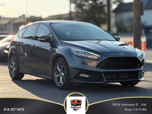 Used 2017 Ford Focus ST FWD image 1