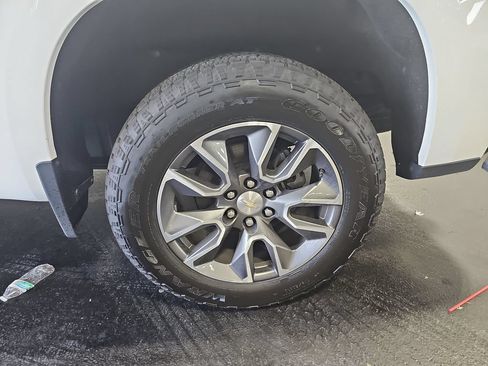 Used 2024 Chevrolet Silverado 1500 LT AWD/4WD image 33