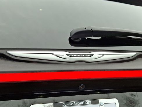 Used 2023 Chrysler Pacifica Touring-L image 32