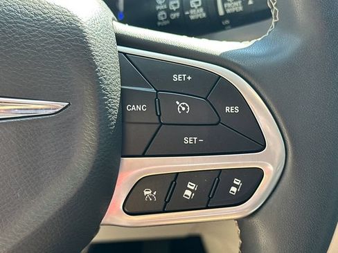 Used 2022 Chrysler Pacifica Touring-L FWD image 28