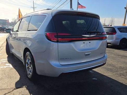 Certified 2022 Chrysler Pacifica Limited image 2