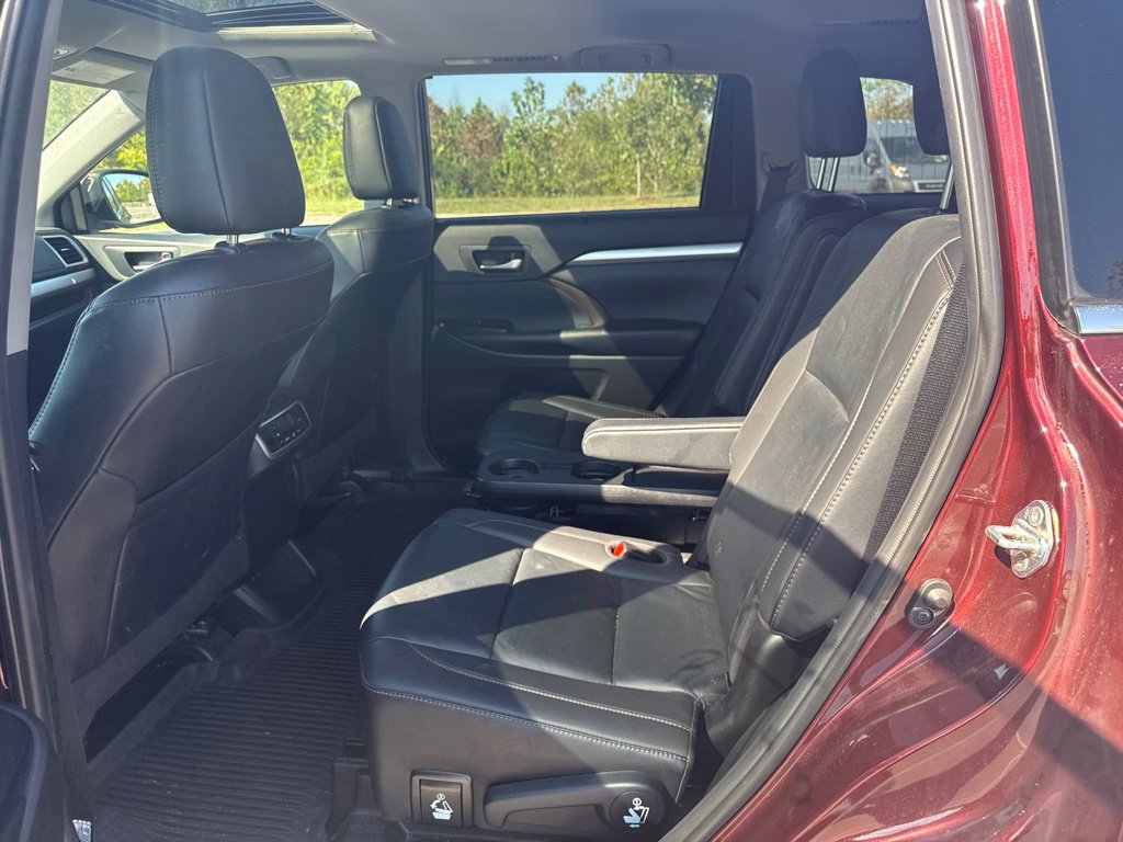 Used 2019 Toyota Highlander XLE AWD/4WD image 17