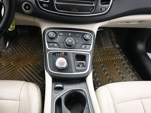 Used 2017 Chrysler 200 Limited Platinum image 13