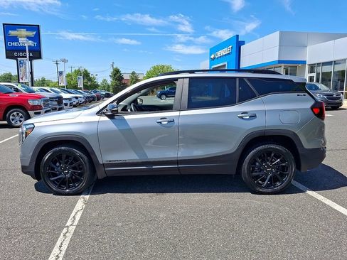 Used 2023 GMC Terrain SLE w/ Driver Convenience Package AWD/4WD image 2