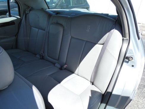 Used 2001 Lincoln Town Car Cartier image 24