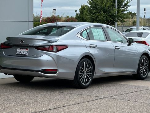 Used 2025 Lexus ES 300h w/ Premium Package FWD image 4