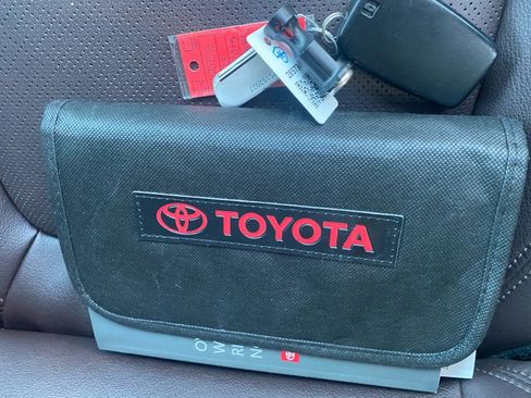 Used 2023 Toyota Sienna Platinum image 38