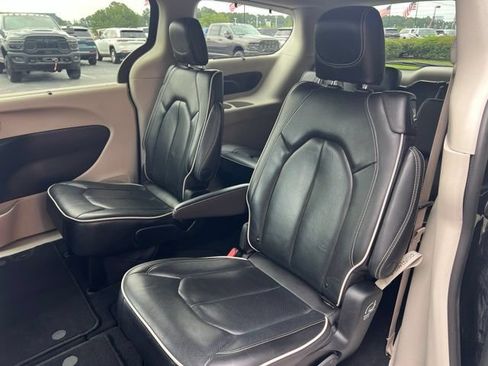 Used 2023 Chrysler Pacifica Limited FWD image 19