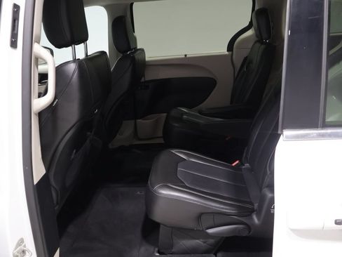 Used 2023 Chrysler Pacifica Touring-L FWD image 18