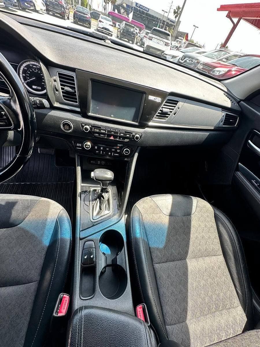 Used 2019 Kia Niro S Touring FWD image 11