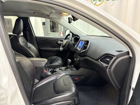 Used 2019 Jeep Cherokee Trailhawk w/ Cold Weather Group image 29