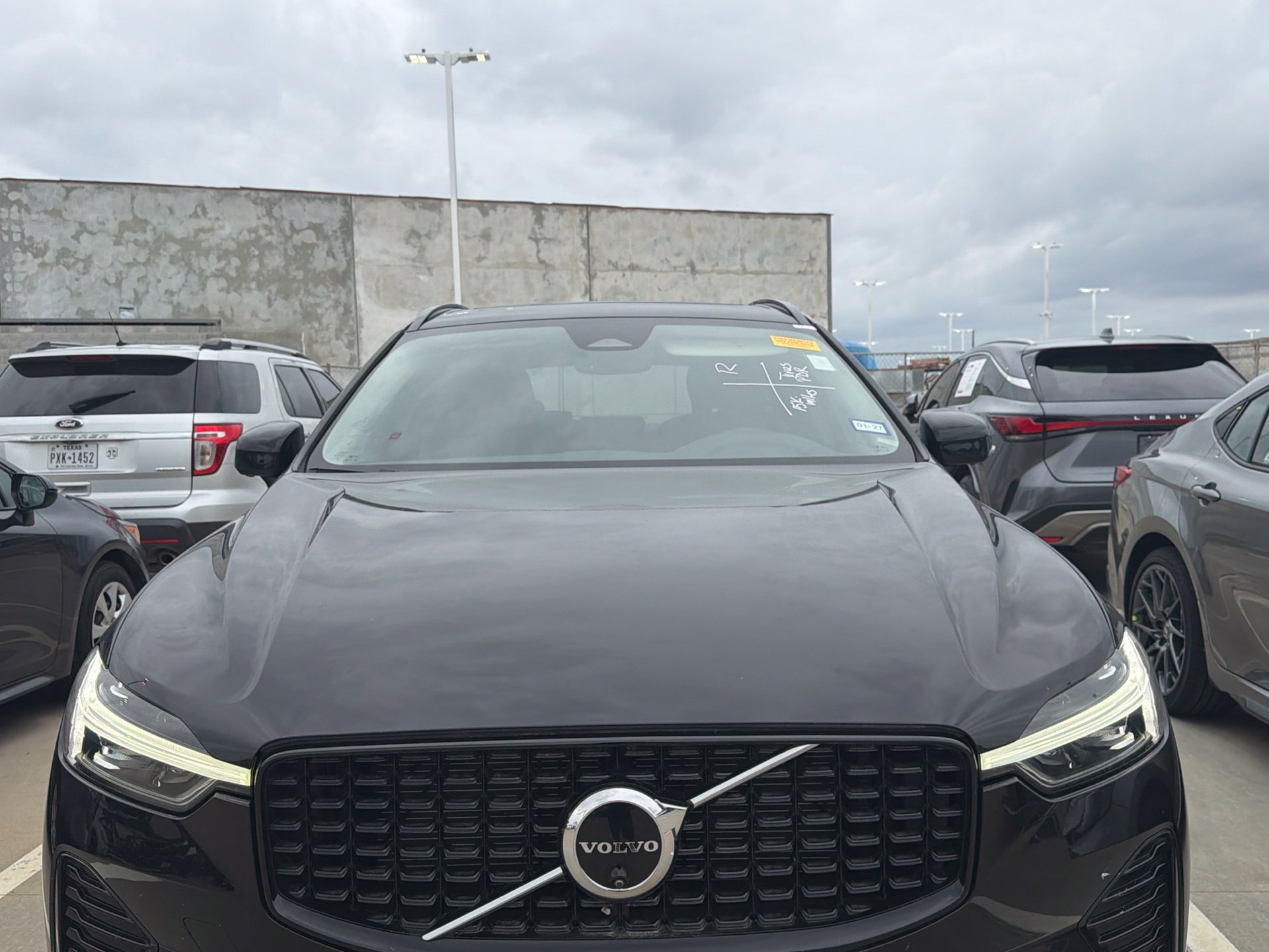 Used 2025 Volvo XC60 B5 Plus AWD/4WD image 9