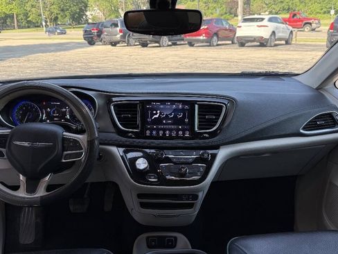 Used 2019 Chrysler Pacifica Limited FWD image 10
