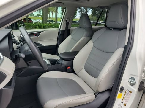Used 2019 Toyota RAV4 XLE Premium w/ Cold Weather Package FWD image 17