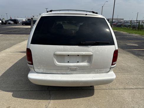 Used 1997 Chrysler Town & Country LXi image 2