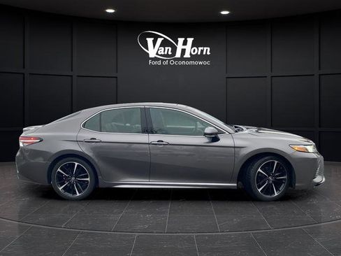 Used 2018 Toyota Camry XSE image 2