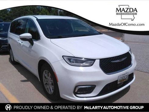 Used 2023 Chrysler Pacifica Touring-L FWD image 1