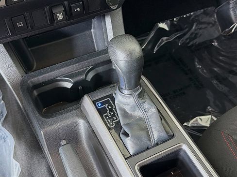 Used 2022 Toyota Tacoma SR5 AWD/4WD image 34