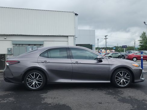 Used 2022 Toyota Camry XLE FWD image 6