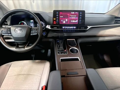 Used 2022 Toyota Sienna LE image 22
