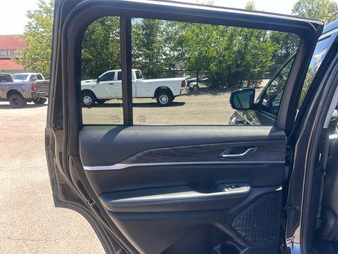 Used 2023 Jeep Grand Cherokee L Limited AWD/4WD image 18