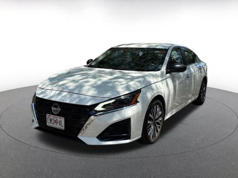 Used 2025 Nissan Altima 2.5 SV FWD image 3