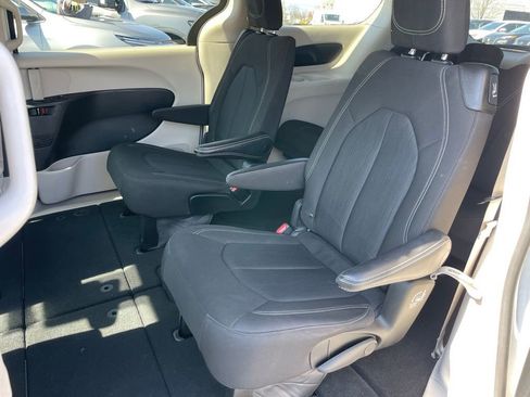 Used 2023 Chrysler Voyager LX FWD image 7