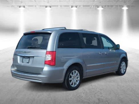 Used 2014 Chrysler Town & Country Touring FWD image 7
