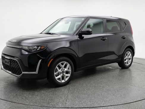 Used 2025 Kia Soul LX w/ LX Technology Package image 3